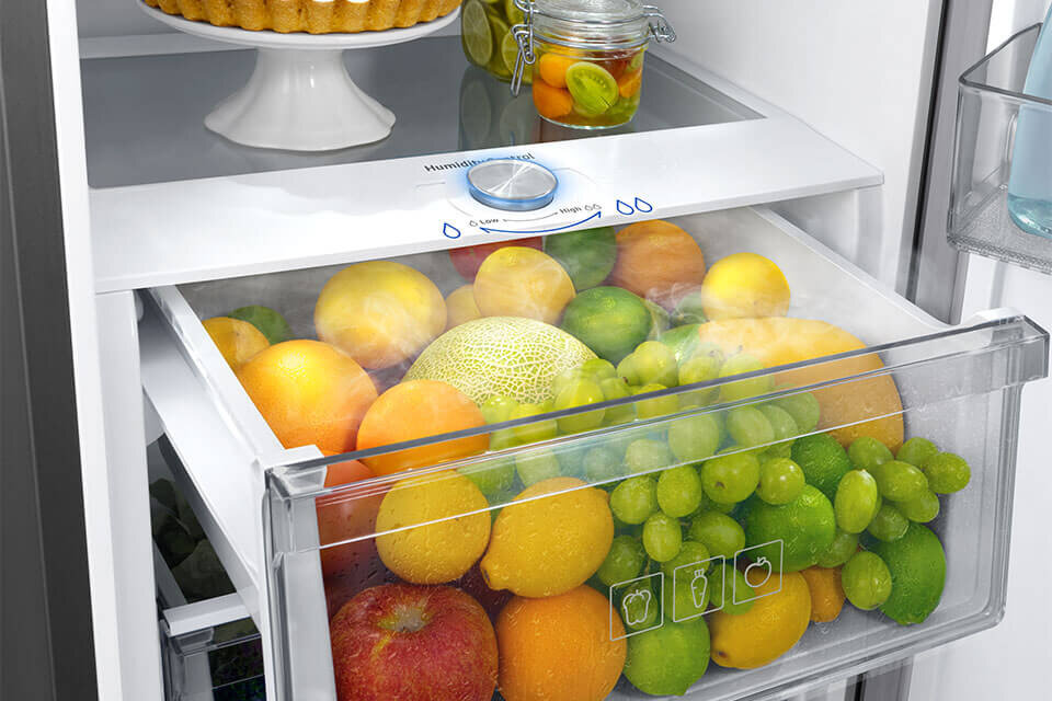 w jednodrzwiowej chłodziarce znajdują się dwie pojemne szuflady na owoce i warzywa, w tym jedna z regulacją wilgotności