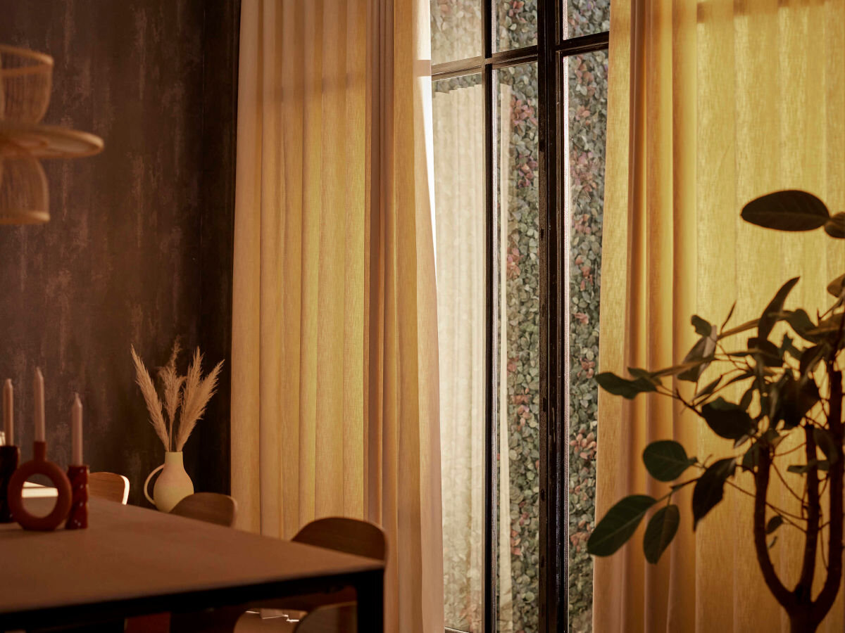 Karnisz elektryczny SOMFY 1246244, otwieranie, teatralne, symetrycznie, eleganacja, pokój gościnny, w tle zasłony otwierające się teatralnie