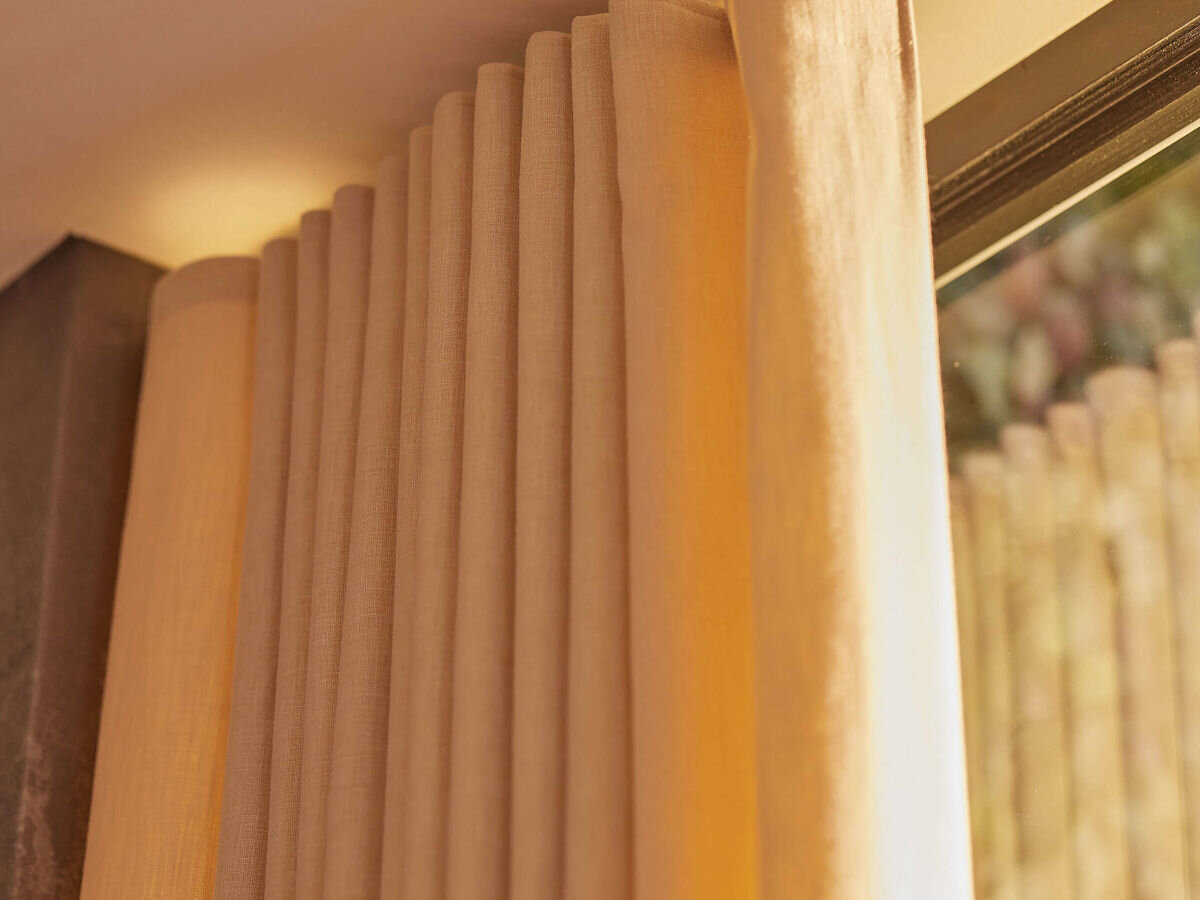 Karnisz elektryczny SOMFY 1246244, RTS, radio, pilot, tahoma, zbliżenie na karnisz oraz zasłony przy oknie