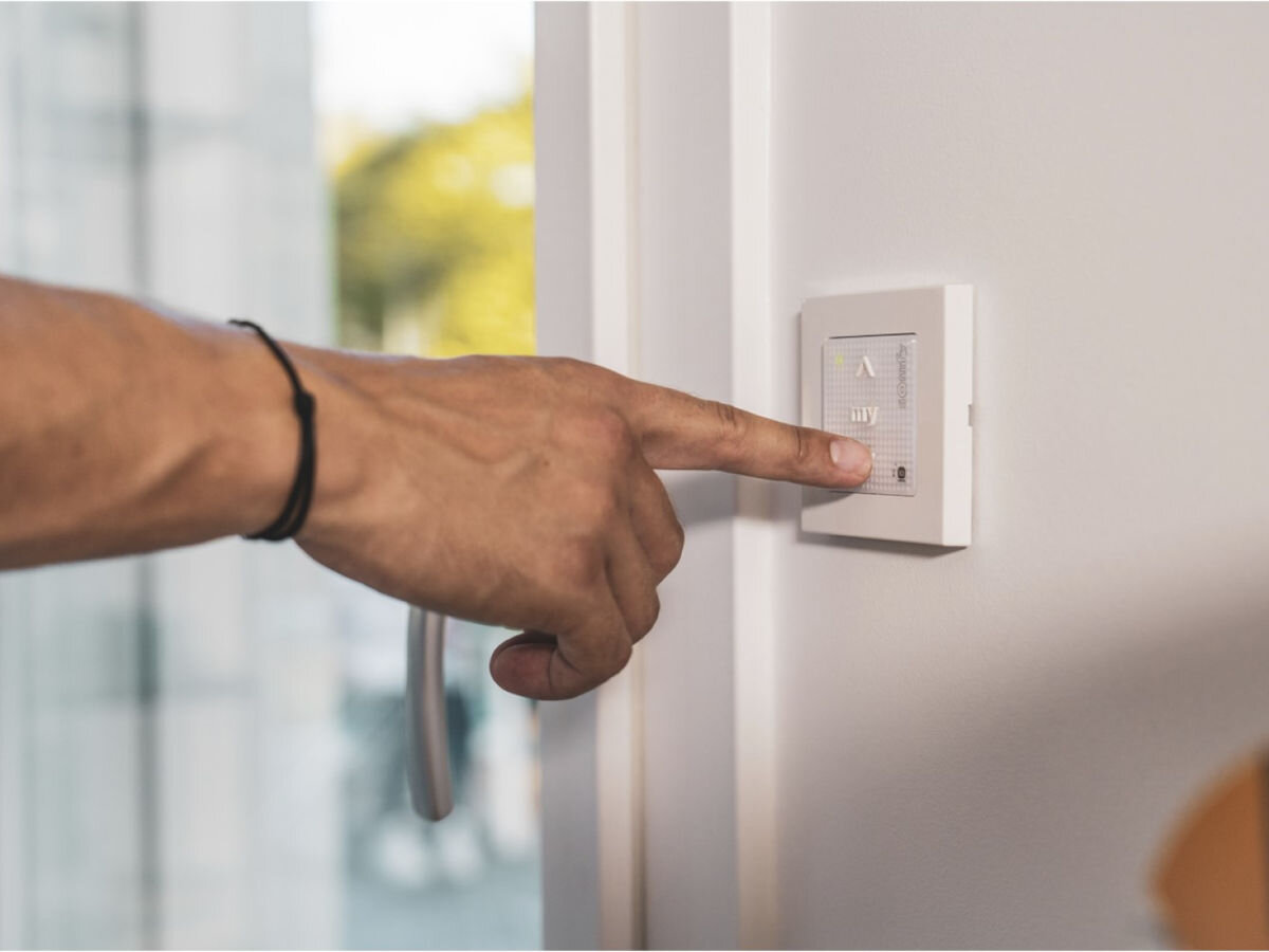 Karnisz elektryczny SOMFY 1246244, cykle, parametry, wymiary, udźwig, usb, palec wskazujący naciska na panel włączeniowy karnisza