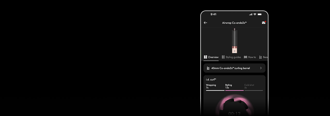 Zbliżenie na smartfona z otwartą aplikacją Dyson App.