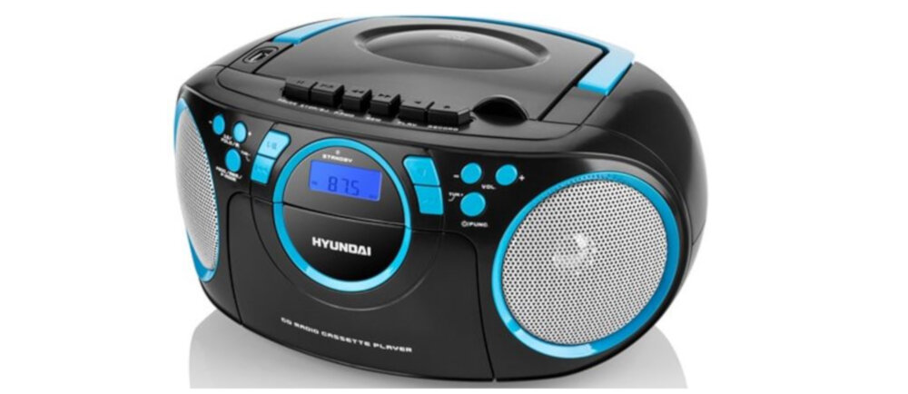 Czarno-niebieski radioodtwarzacz z widocznym logo \'HYUNDAI\' i wyświetlaczem pokazującym \'87.5\'. Urządzenie posiada głośniki po obu stronach oraz przyciski sterujące na górze.