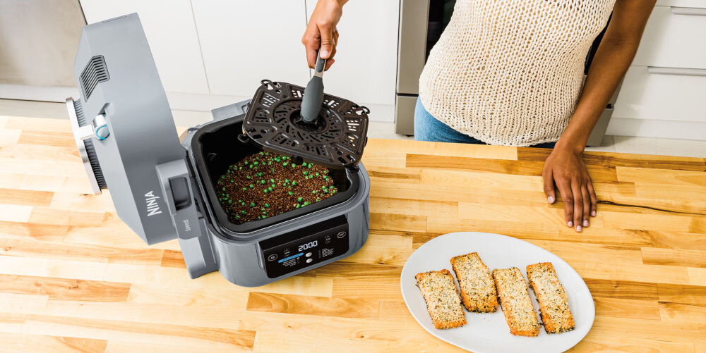 Frytkownica beztłuszczowa NINJA Speedi ON400EU Air Fryer pełen posiłek w jednym garnku 3 składniki obiadu cały kurczak o wadze 1,6 kg oszczędność czasu wszechstronność w kuchni  