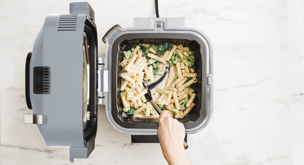 Frytkownica beztłuszczowa NINJA Speedi ON400EU Air Fryer przełącznik Smart Switch przejśc z Rapid Cooker a tryb frytkownicy beztłuszczowej ułatwienie gotowania jednogarnkowe posiłki steam air fry nasycone parą powietrze steam bake domowe ciasta chleb zapiekanki steam gotowanie na parze  