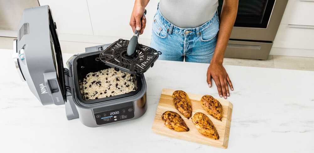 Frytkownica beztłuszczowa NINJA Speedi ON400EU Air Fryer tacka cook & crisp gotowanie na dwóch poziomach zwiększona efektywność kulinarna jednoczesne przygotowanie różnycvh potraw pieczenie grillowanie smażenie równomierne gotowanie optymalny cyrkulator powietrza funkcjonalność nieocenione narzędzie pełnowartościowe posiłki w krótszym czasie  