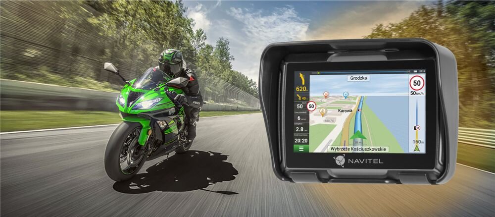 Nawigacja motocyklowa NAVITEL G550 Moto z motocyklem na drodze w tle  