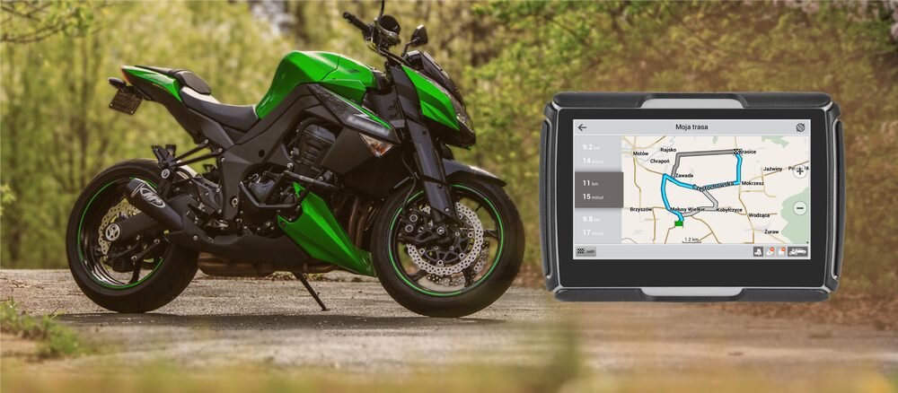 Nawigacja motocyklowa NAVITEL G550 Moto z zaparkowanym motocyklem w tle   