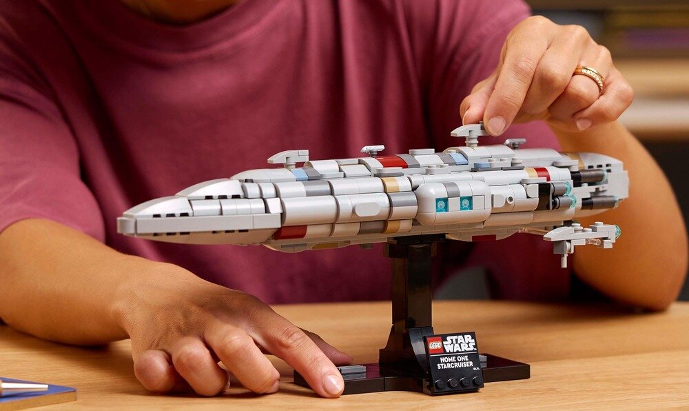 LEGO 75405 Star Wars Krążownik typu Home One człowiek bawi się zestawem Gwiezdne Wojny: Powrót Jedi admirał Ackbar w bitwie o Endor prezent dla dorosłych fanów Gwiezdnych Wojen