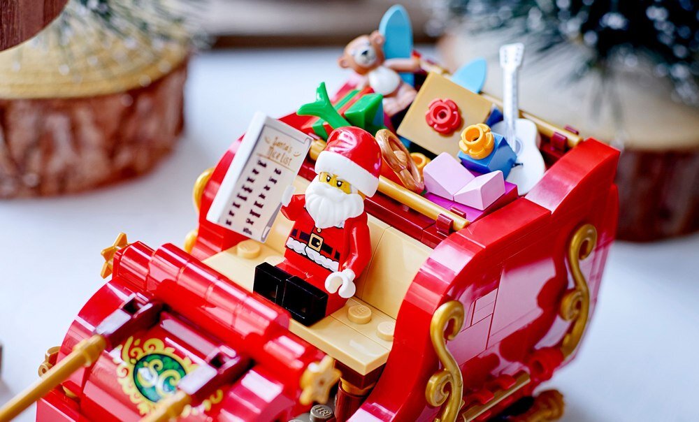 LEGO 40499 Iconic Merchandise Sanie Świętego Mikołaja bliski kadr prezenty elementy prezent   