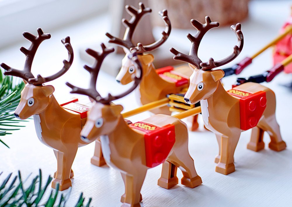 LEGO 40499 Iconic Merchandise Sanie Świętego Mikołaja  minifigurka Świętego Mikołaja cztery renifery z dekorowanymi, zdejmowanymi siodłami