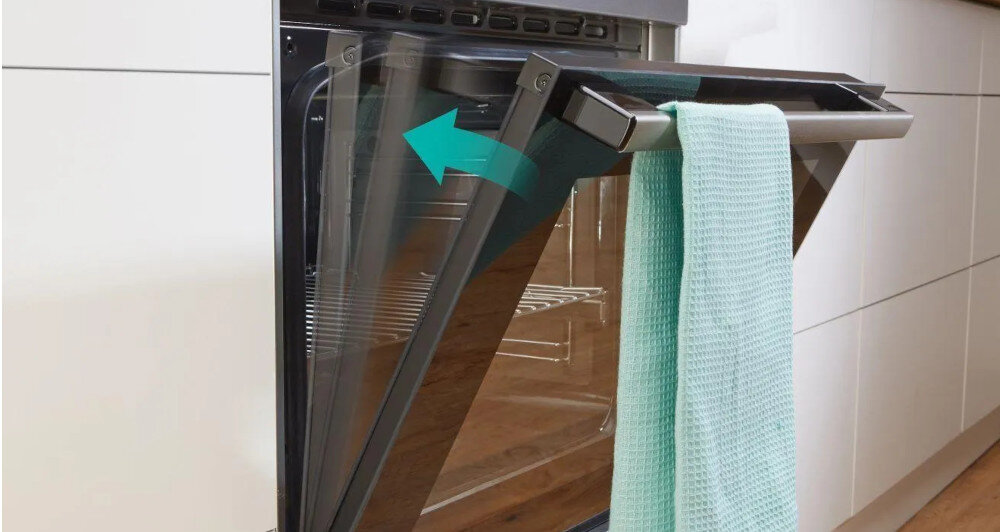 KUCHNIA GORENJE MEKIS510IB wizualizacja uchylone drzwiczki strzałka ręcznik na uchwycie