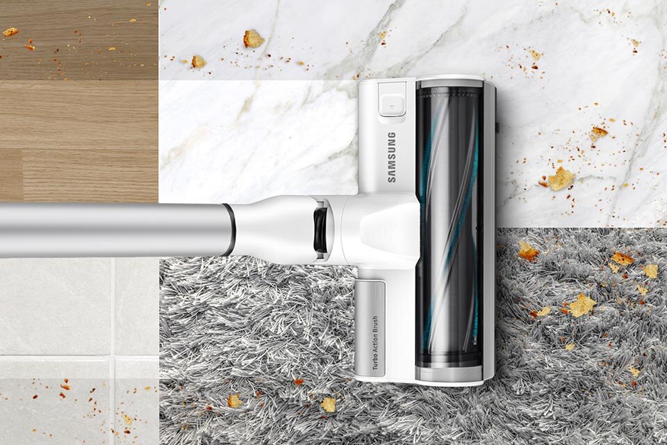 Szczotka poruszająca się po podłodze wykonanej z paneli i po miękkim dywanie