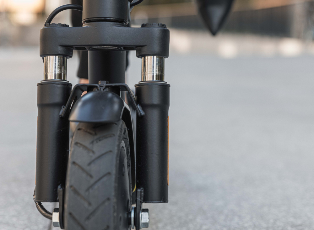 Hulajnoga elektryczna JEEP Jaf SR Safe Rade 25km 350W Amortyzacja 8.5 Czarny zaawansowany system amortyzacji amortyzacja na przodzie minimalizowanie wstrzasow i drgan