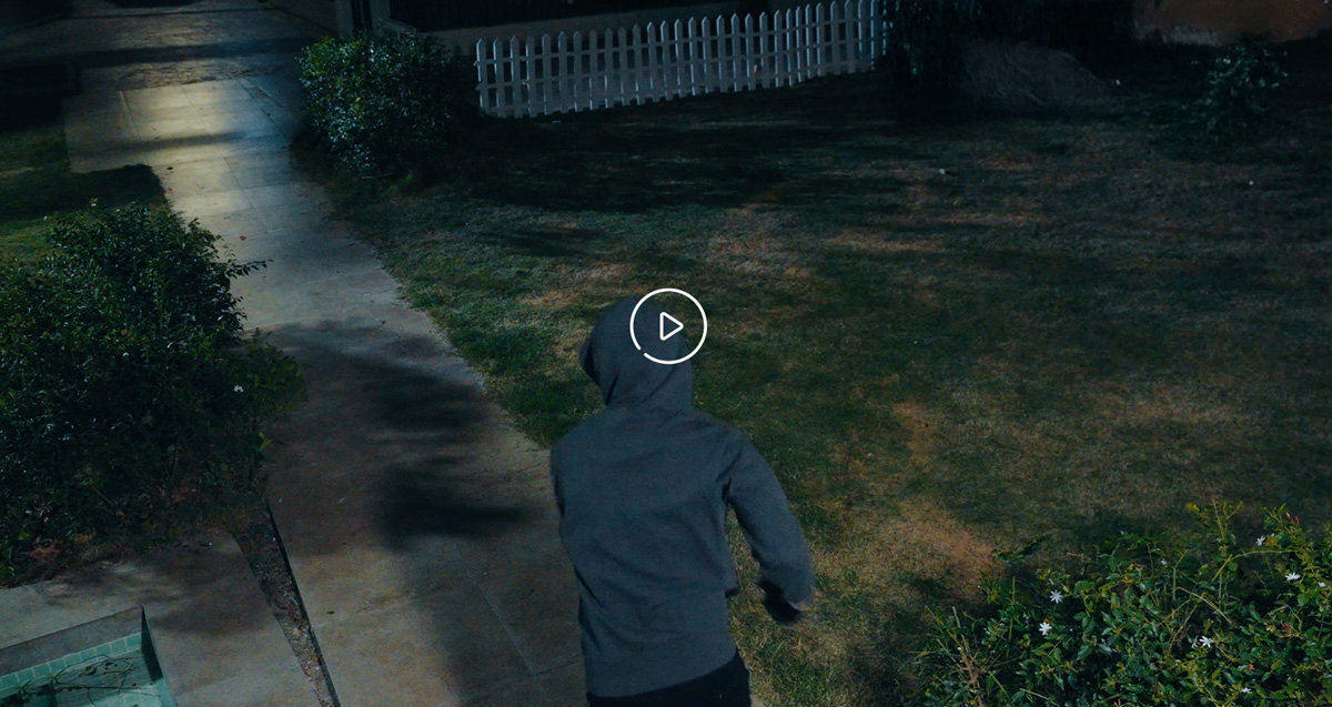 TP-LINK Tapo C560WS alarmom dźwiękowym i świetlnym nagrywać własny komunikat regulować intensywność reflektorów - monitoring w nocy przed domem