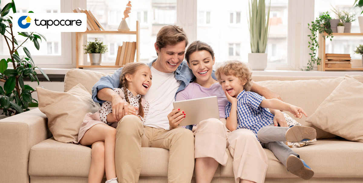 TP-LINK Tapo C560WS rozszerzone powiadomienia ze zdjęciami, bezpieczne szyfrowanie połączeń, automatyczne kopie zapasowe dostęp do 30-dniowej historii nagrań chmurowej usłudze Tapo Care - rodzina siedząca na sofie