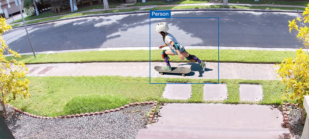 TP-LINK Tapo C560WS harmonogram obroty 360° monitoruje wybrane punkty o ustalonych godzinach - dziecko na deskorolce pod domem