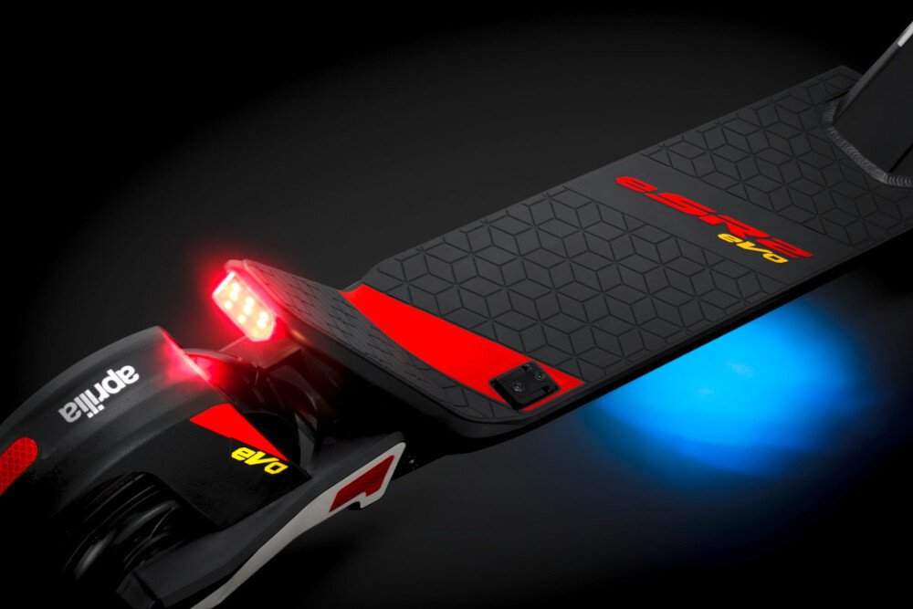 Hulajnoga elektryczna APRILIA E-SR2 Evo Czarno-szaro-czerwony podest materialy