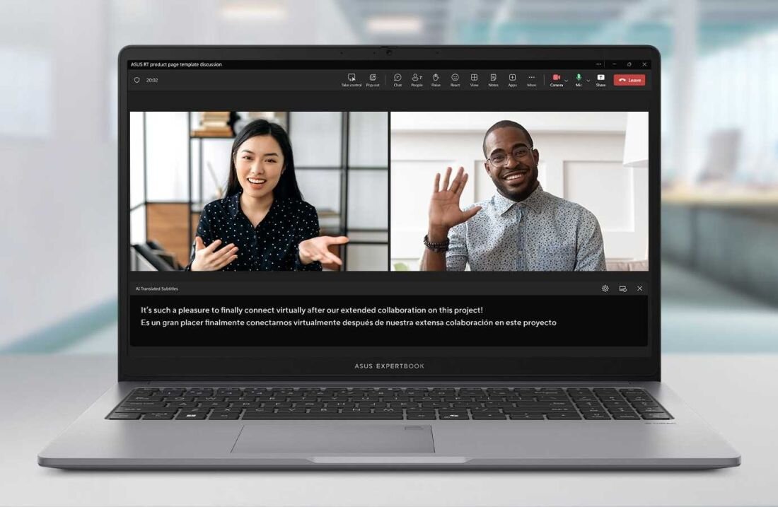 Ekran laptopa ASUS ExpertBook P1 pokazujący funkcję AI ExpertMeet z automatycznym tłumaczeniem napisów w 8 językach podczas spotkania online