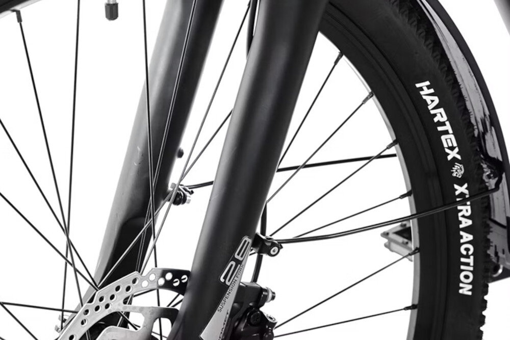 Rower elektryczny ROMET E-Modeco SUV 1.0 AN C U19 28 cali Szary zbliżenie na przednie koło rozmiar koła 28 cali  łatwo jest pokonać różne przeszkody szerokie opony marki VeeTire Mission dwukomorowe obręcze wykonane z aluminium stabilne trzymanie opony regularne sprawdzanie ciśnienia powietrza wartość na bocznej części opony