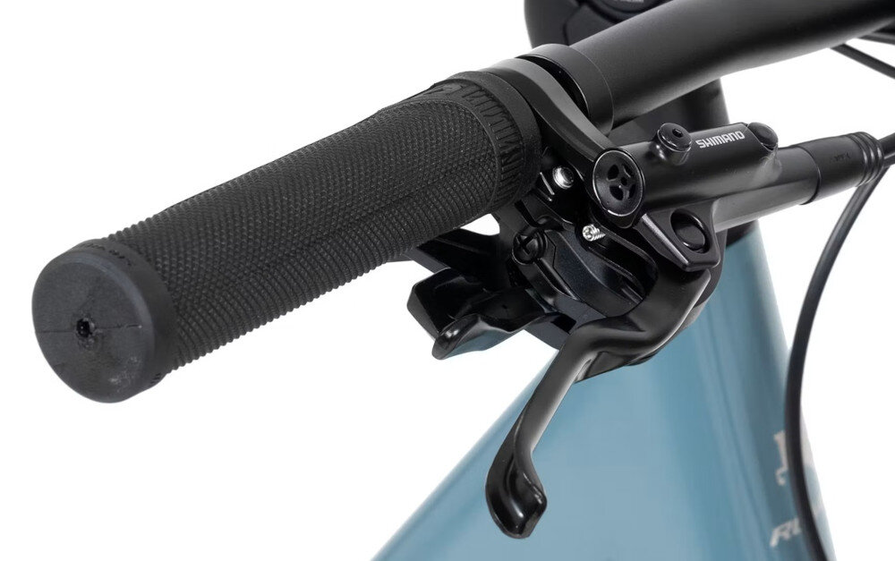 Rower elektryczny ROMET E-Modeco SUV 1.0 AN D U17 28 cali Szary zbliżenie na uchwyt przy kierownicy kierownica RMT Components o szerokości 680 mm i średnicy 31,8 mm z lekkiego aluminium antypoślizgowe uchwyty pewność chwytu aluminiowy wspornik RMT Components trwałość odpowiednia sztywność