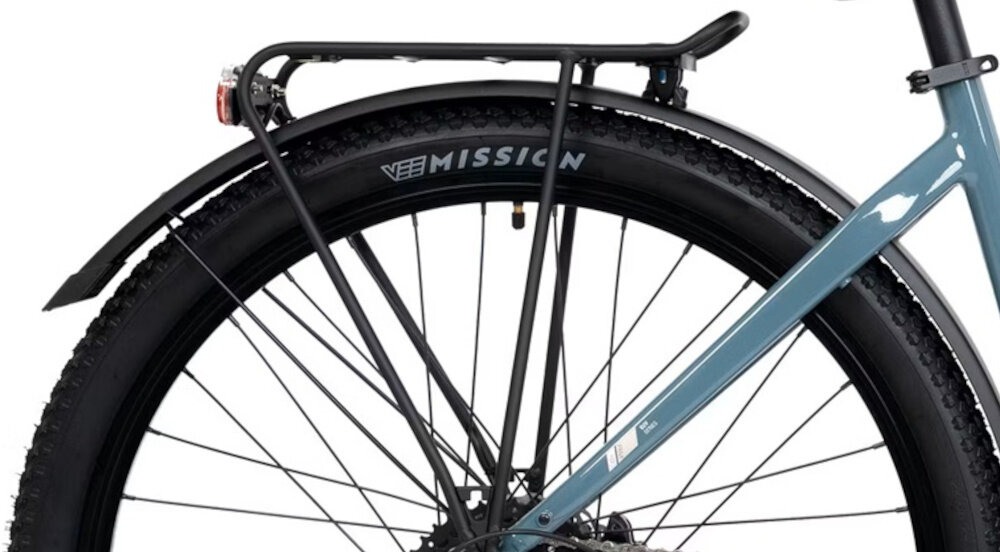 Rower elektryczny ROMET E-Modeco SUV 1.0 AN D U17 28 cali Szary zbliżenie na tylne koło i błotnik widok z boku błotniki chronią odzież przed zabrudzeniami i wodą osłona łańcucha zabezpiecza napęd przed zanieczyszczeniami zapobiega wkręceniu się ubrania