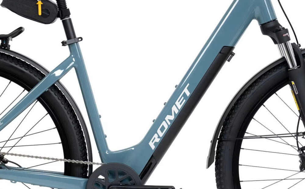 Rower elektryczny ROMET E-Modeco SUV 1.0 AN D U17 28 cali Szary zbliżenie na ramę widok z boku 17-calowa aluminiowa rama rower jest bardzo zwinny lekki łatwo podnieść go odporność na korozję wybór rozmiaru ramy Twój wzrost mierzony w zrelaksowanej pozycji typ roweru dla osób o wzroście od 158 do 168 cm