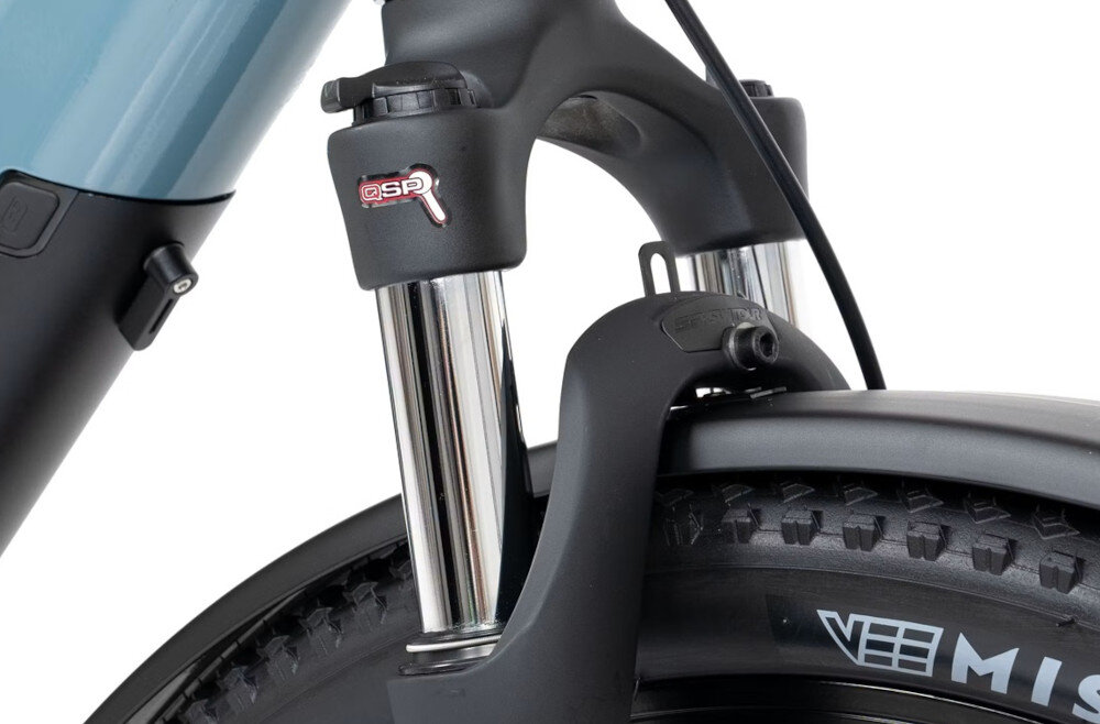 Rower elektryczny ROMET E-Modeco SUV 1.0 AN D U17 28 cali Szary zbliżenie na amortyzator widok z boku przedni amortyzator Suntour NEX E25 o skoku 75 mm tłumi nierówności konstrukcja tapered poprawia sztywność oraz precyzję prowadzenia budowa typu hardtail energia pedałowania nie jest tracona na tylne zawieszenie zwiększa efektywność jazdy