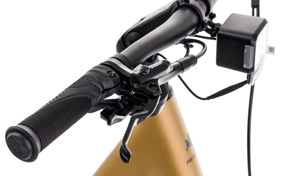 Rower elektryczny ROMET E-Modeco SUV 1.0 AN D U17 28 cali Złoty zbliżenie na uchwyt przy kierownicy kierownica RMT Components o szerokości 680 mm i średnicy 31,8 mm z lekkiego aluminium antypoślizgowe uchwyty pewność chwytu aluminiowy wspornik RMT Components trwałość odpowiednia sztywność
