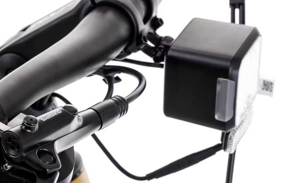 Rower elektryczny ROMET E-Modeco SUV 1.0 AN D U17 28 cali Złoty zbliżenie na przednią lampę bezpieczeństwo przednie i tylne oświetlenie dobra widoczność i bezpieczeństwo na drodze wymagane przez prawo drogowe