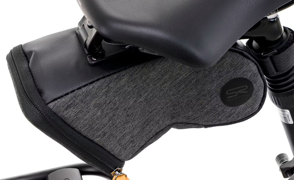 Rower elektryczny ROMET E-Modeco SUV 1.0 AN D U17 28 cali Złoty zbliżenie na torbę pod siodełkiem niewielka torba montowana pod siodełkiem niewielkie rozmiary nie wpływają na komfort jazdy bezpieczne przechowywanie najpotrzebniejszych drobiazgów