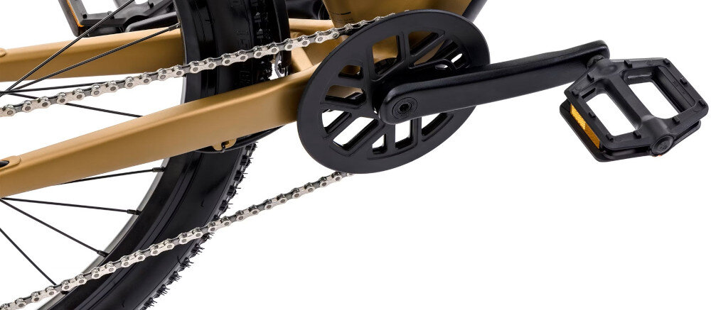 Rower elektryczny ROMET E-Modeco SUV 1.0 AN D U17 28 cali Złoty zbliżenie na korbę i kasetę korba PROWHEEL typu 38T o długości 170 mm kaseta SHIMANO CUES typu CS-LG300-9 płynna i elastyczna jazda szeroki zakres przełożeń komfortowa kadencja na prostych odcinkach lepsza kontrola nad rowerem większa efektywność pedałowania