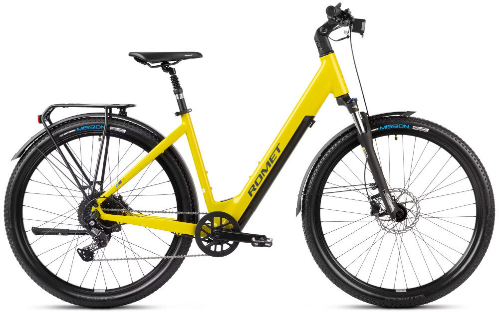 Limonkowy rower elektryczny z napisem \'ROMET\' na ramie, wyposażony w czarne błotniki i bagażnik. Opony mają widoczny napis \'MISSION\'.