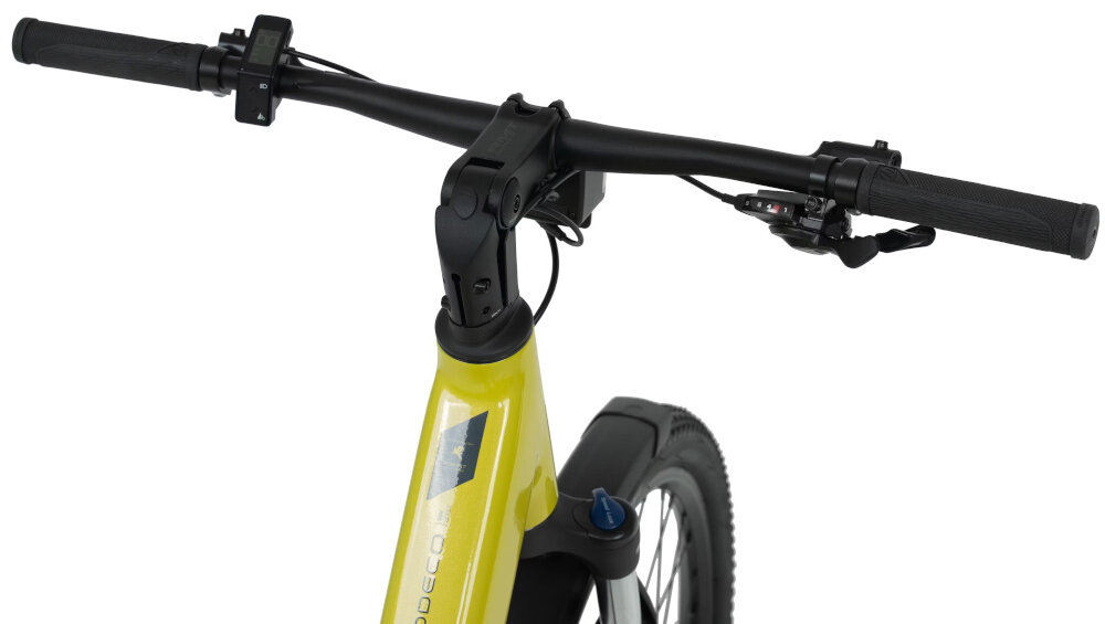 Zbliżenie na kierownicę roweru elektrycznego w kolorze limonkowym z widocznym napisem \'ROMET E-Modeco\'.
