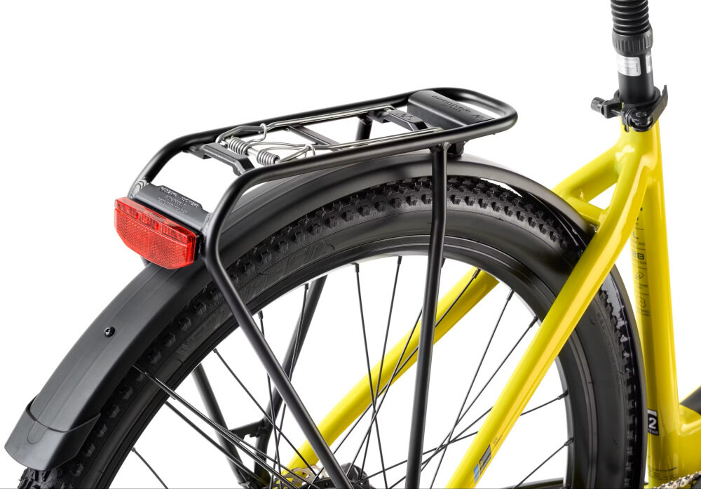 Zdjęcie przedstawia tylną część roweru elektrycznego w kolorze limonkowym z czarnym bagażnikiem i błotnikiem. Na bagażniku znajduje się czerwone światło odblaskowe.