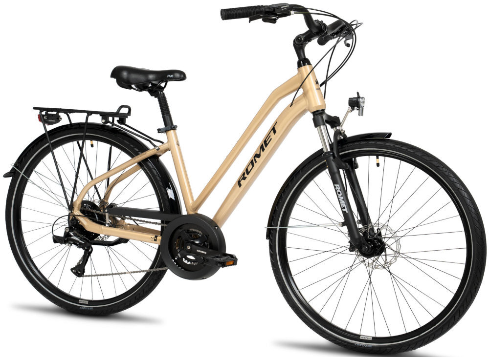 Rower trekkingowy ROMET Gazela 2.1 A D17 28 cali damski Piaskowy rower na białym tle widoczny od przodu pod skosem błotniki osłonę łańcucha błotniki ograniczają rozpryskiwanie wody, błota i drobnych zanieczyszczeń osłona łańcucha zabezpiecza napęd przed częścią zabrudzeń zmniejsza ryzyko przypadkowego kontaktu nogawki z pracującym łańcuchem
