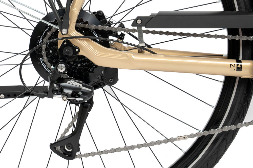 Rower trekkingowy ROMET Gazela 2.1 A D19 28 cali damski Piaskowy zbliżenie na tylną przerzutkę przerzutki marki SHIMANO 8 przełożeń duża wytrzymałość sprawne działanie zmiana biegów jest płynna i bezproblemowa przednia przerzutka SHIMANO Tourney tylna SHIMANO Acera precyzyjna praca mechanizmu komfort i kontrola