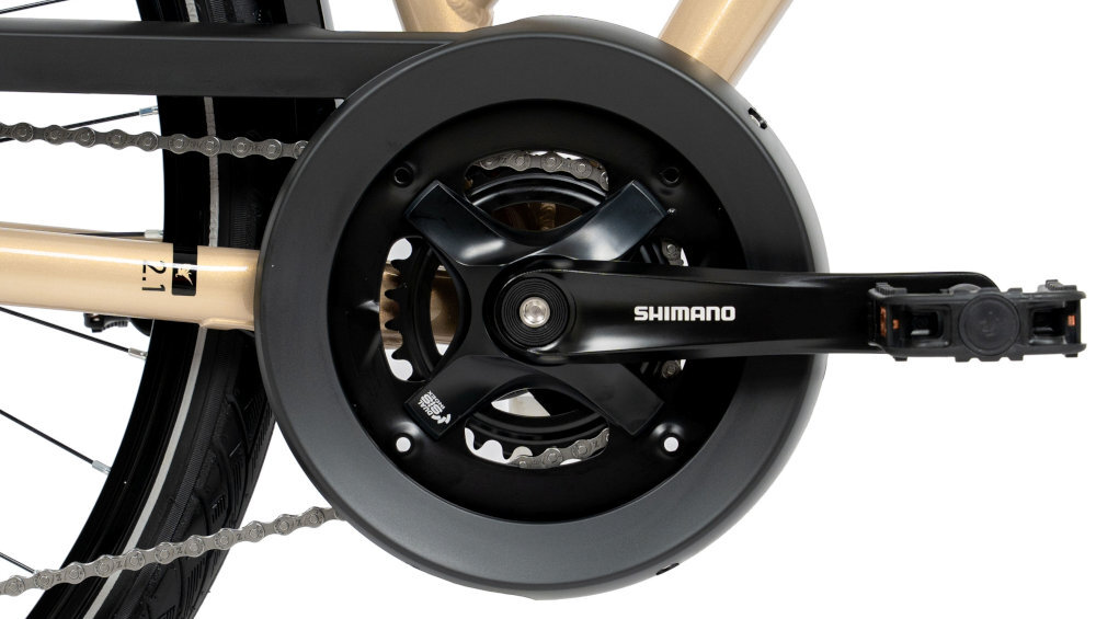 Rower trekkingowy ROMET Gazela 2.1 A D19 28 cali damski Piaskowy zbliżenie na kasetę i korbę 8-rzędowa kaseta SHIMANO typu CS-HG31 11-34T korba SHIMANO typu FC-TY501 30‑46T, 170 mm płynność pracy układu napędowego swobodne dopasowanie przełożenia do ukształtowania terenu i tempa poruszania się równomierne przenoszenie energii z pedałów na napęd
