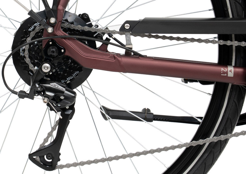 Rower trekkingowy ROMET Gazela 2.1 A D19 28 cali damski Bordowy zbliżenie na tylną przerzutkę przerzutki marki SHIMANO 8 przełożeń duża wytrzymałość sprawne działanie zmiana biegów jest płynna i bezproblemowa przednia przerzutka SHIMANO Tourney tylna SHIMANO Acera precyzyjna praca mechanizmu komfort i kontrola