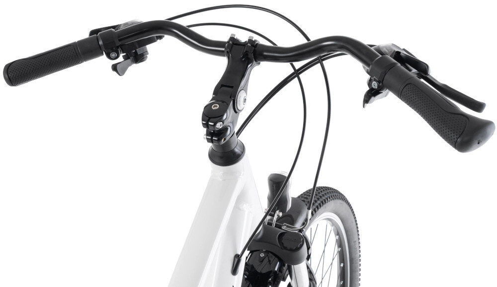Zbliżenie na kierownicę roweru z czarnymi uchwytami i białą ramą. Widoczne są elementy mechanizmu hamulcowego i linki.
