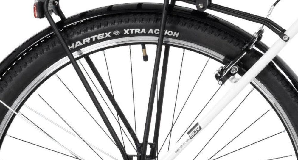Zbliżenie na tylne koło roweru z czarną oponą z napisem \'HARTEX XTRA ACTION\'. Widoczny jest również biały błotnik i część ramy roweru.