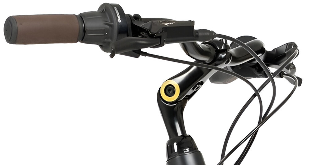 Zbliżenie na kierownicę roweru z brązowym uchwytem i czarnymi elementami sterującymi. Widoczne są przewody oraz logo \'Shimano\' na manetce.