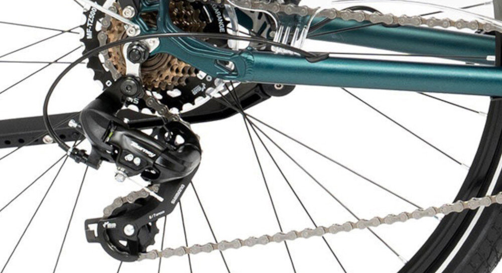 Zbliżenie na tylną część roweru z widocznym mechanizmem przerzutki i łańcuchem. Rama roweru jest w kolorze zielonym.