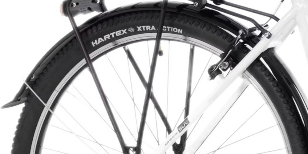 Zbliżenie na tylne koło roweru z widocznym napisem na oponie \'HARTEX XTRACTION\'. Rama roweru jest biała z oznaczeniem \'SUV\'.