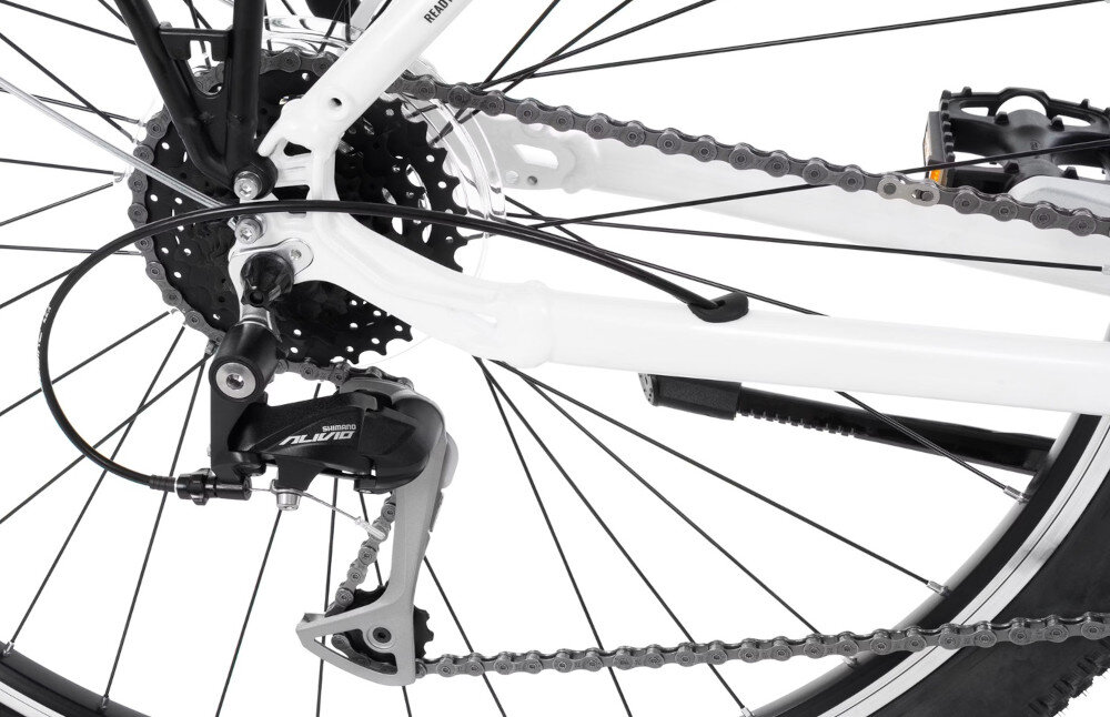 Zdjęcie przedstawia tylną część roweru z widocznym mechanizmem przerzutki i łańcuchem. Na przerzutce widoczny jest napis \'SHIMANO ALIVIO\'.