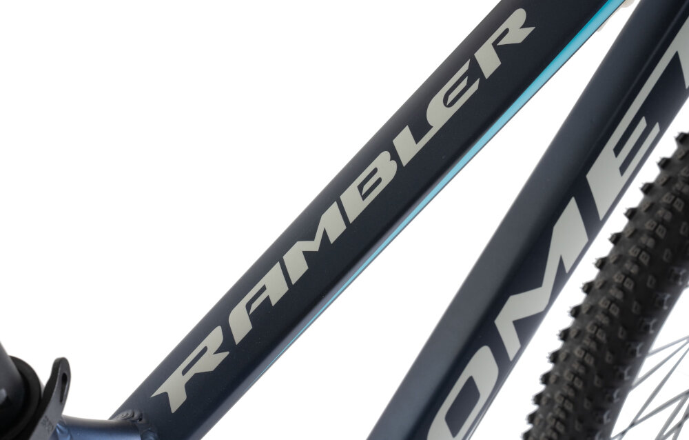 Rower górski MTB ROMET Rambler R7.1 D U19 27.5 cala Granatowy zbliżenie na ramę białe tło 19-calowa aluminiowa ramę rower zwinny lekki łatwo go podnieść odporność na korozję wybór rozmiaru ramy Twój wzrost mierzony w zrelaksowanej pozycji typ roweru dla osób o wzroście od 165 do 175 cm