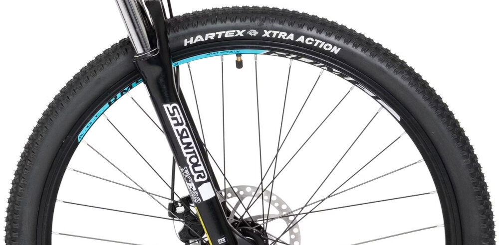 Rower górski MTB ROMET Rambler R7.1 D U19 27.5 cala Granatowy zbliżenie na oponę rozmiar koła 27,5 cali łatwe pokonywanie przeszkód duży kontakt koła z podłożem szerokie opony marki HARTEX dobra przyczepność dwukomorowe aluminiowe obręcze zachowanie regularnego kształtu kół stabilne trzymanie opony bezpieczna i komfortowa jazda regularne sprawdzanie ciśnienia powietrza wartość na bocznej części opony