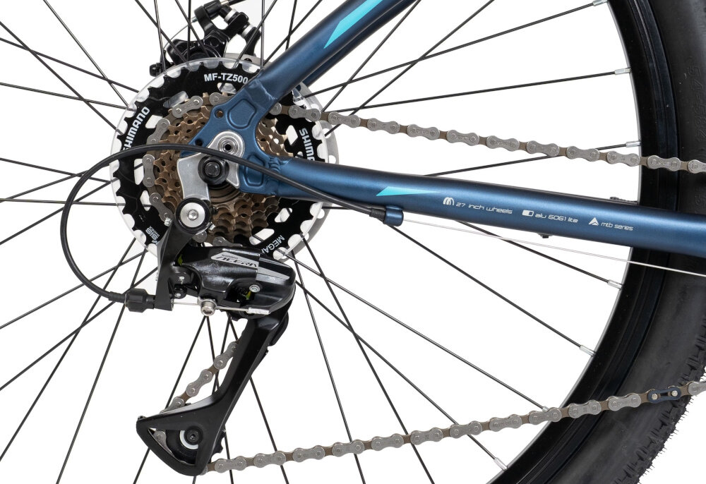 Rower górski MTB ROMET Rambler R7.1 D U19 27.5 cala Granatowy zbliżenie na tylną przerzutkę przerzutki marki SHIMANO 3x7 przełożeń duża wytrzymałość i sprawne działanie zmiana biegów jest płynna i bezproblemowa przednia przerzutka SHIMANO Tourney tylna SHIMANO Acera komfort i kontrola