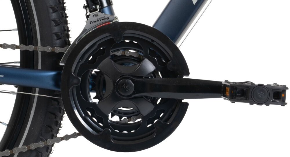 Rower górski MTB ROMET Rambler R7.1 D U19 27.5 cala Granatowy zbliżenie na korbę do wszechstronnej jazdy terenowej i rekreacyjnej kaseta 8-rzędową kasetę SHIMANO stalowa korba marki CYCLONE płynna zmiana przełożeń łatwe dopasowanie siły pedałowania do warunków terenu