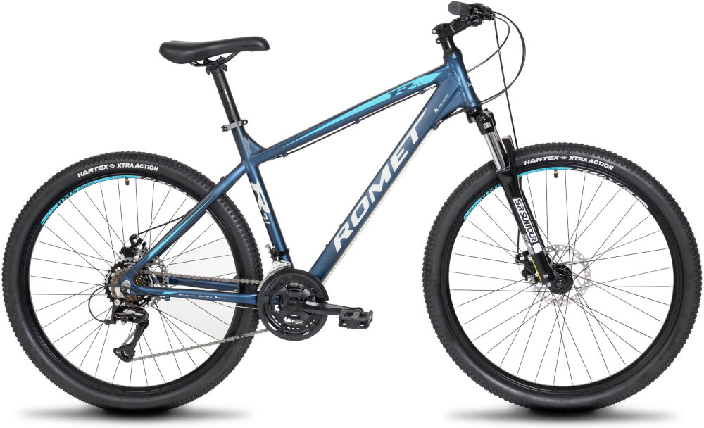 Rower górski MTB ROMET Rambler R7.1 E U19 27.5 cala Granatowy rower na białym tle widoczny z boku góral pojazd dla sportowców do jazdy wyczynowej uniwersalny dla amatorów zwrotny łatwo wchodzi w zakręty do jazdy w mieście za miastem w lesie na górskim szlaku w błocie nie za głębokim piachu