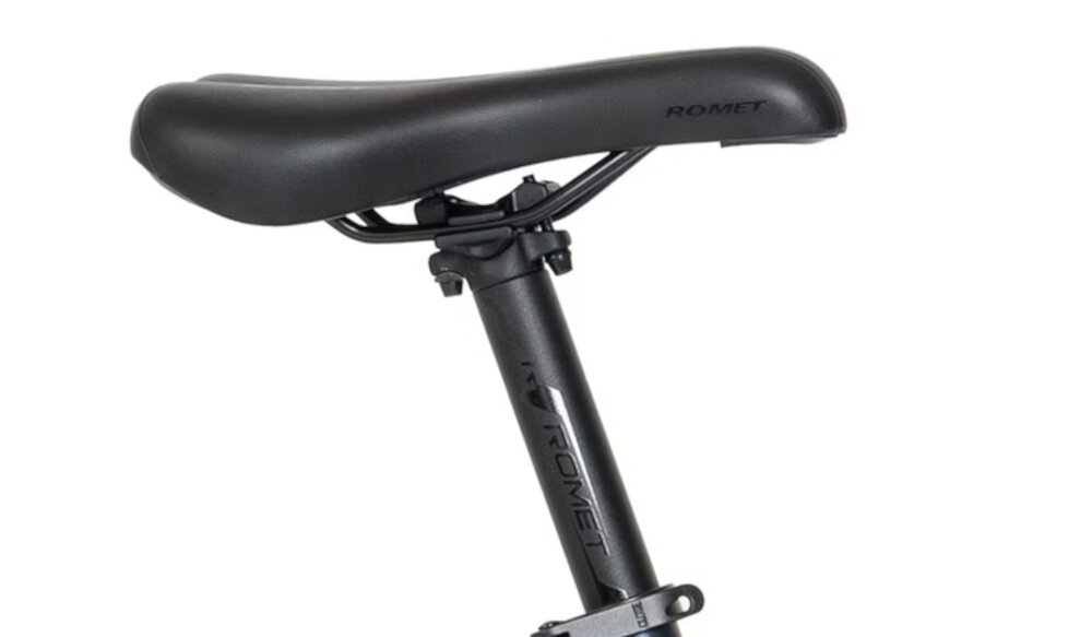 Rower górski MTB ROMET Rambler R7.1 E U19 27.5 cala Granatowy siodełko na białym tle siodełko VADER typu 1138 G aluminiowa sztyca ROMET o średnicy 31,6 mm i długości 350 mm można dopasować wysokość siodła do wzrostu użytkownika i stylu jazdy lekka konstrukcja sztycy wspiera manewrowanie rowerem ergonomiczne ułożenie siodełka minimalizuje zmęczenie